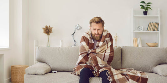 Illustration des ponts thermiques dans l’enveloppe d’une maison québécoise, montrant les zones de perte de chaleur au niveau des murs, planchers et balcons.